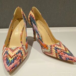 Nine West size 6 multicolored fabric pumps